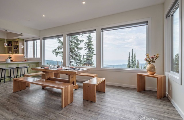 4 level duplex with 2 king beds, elevator, private hot tub, laundry and views