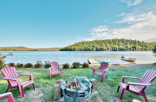 4 Little Bears' Refuge, Cozy Lakefront property w/ sandy beach, fireplace & spa