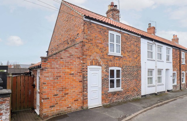 4 LYNTON COTTAGES, pet friendly, with a garden in Aldbrough