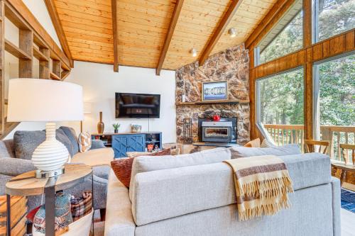 4 Mi to Angel Fire Resort Retreat with Hot Tub
