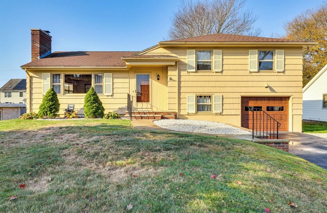 4 Mi to Beach: Furnished Deck at Waterford Home!