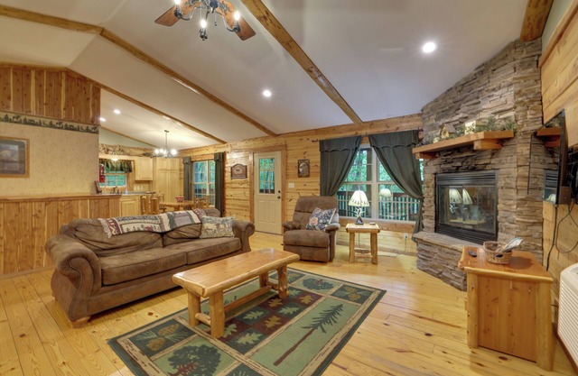 4 Mi to Beaver Lake: Peaceful Log Cabin w/ Deck!