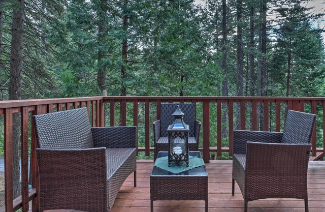 4 Mi to Big Tree State Park: Serene Cabin w/ Deck