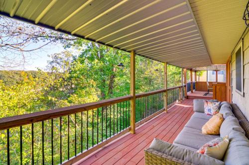 4 Mi to Cumberland River Cabin with Deck and Fire Pit