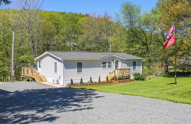 4 Mi to Delaware River: Callicoon Retreat w/ Deck!