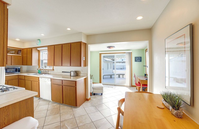 4 Mi to Downtown: Convenient Grand Rapids Home