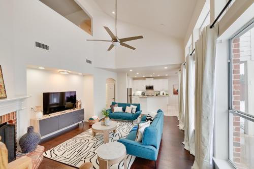 4 Mi to Dtwn Family Home with Games in Frisco