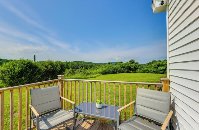 4 Mi to Dtwn Granville: Family Home w/Deck!