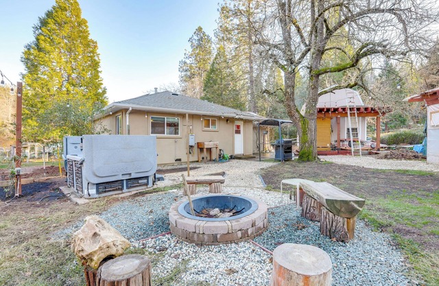 4 Mi to Dtwn Grass Valley: Forest Oasis w/ Hot Tub