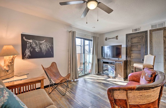 4 Mi to Dtwn: Rustic Fort Worth Apt