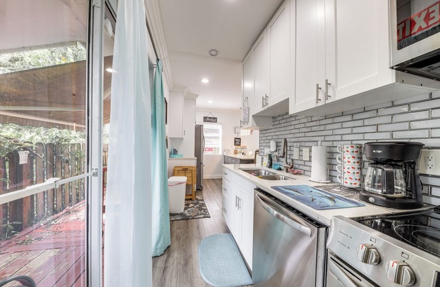 4 Mi to Fort Lauderdale Beach: Dog-Friendly Home!