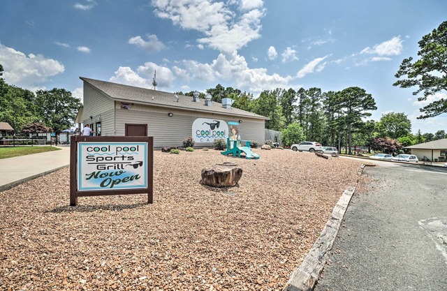 4 Mi to Greers Ferry Lake: Condo w/ Deck & Balcony