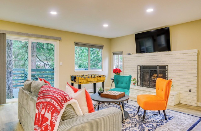 4 Mi to Lake Arrowhead: Cabin w/ Grill & Deck!