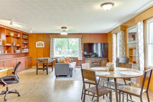 4 Mi to Main Street! Family Getaway in Zanesville