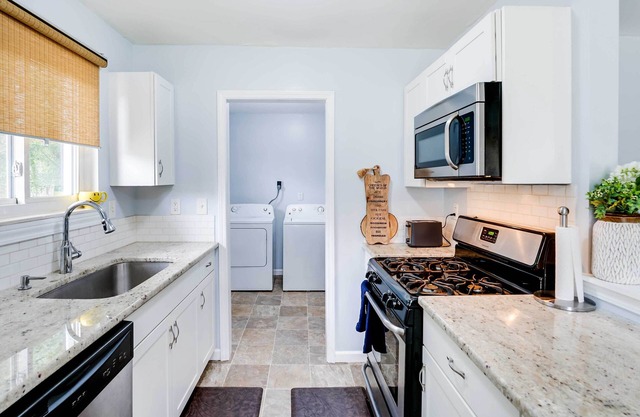 4 Mi to Michigan Stadium: Cozy Home w/ Fire Pit!