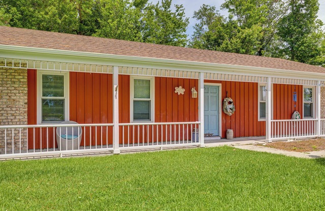 4 Mi to Radio Island Beach: Family Cottage