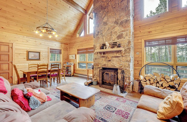 4 Mi to RMNP: Allenspark Cabin w/ Wraparound Deck!