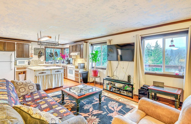 4 Mi to Sandy River Access: Studio w/ Mtn Views!