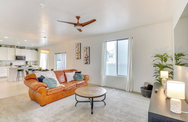4 Mi to Zions Bank Stadium: Sleek Herriman Retreat