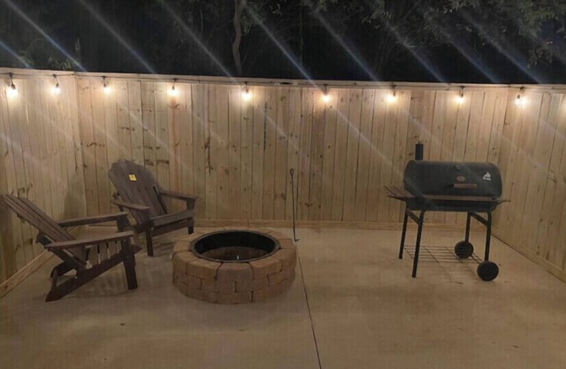 4 MILE/RIVERWALK PRIVATE GUESTHOUSE WITH FIREPIT