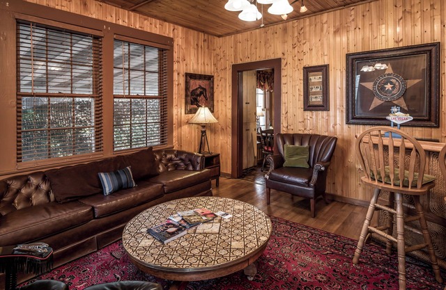 4 Miles: Eclectic 2 Bed/2 Bath Ruidoso Classic