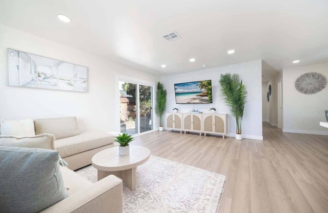 4 Miles to Beach Central and Newly Renovated
