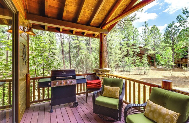 4 Miles to Lake: Retreat w/ 2 Decks!