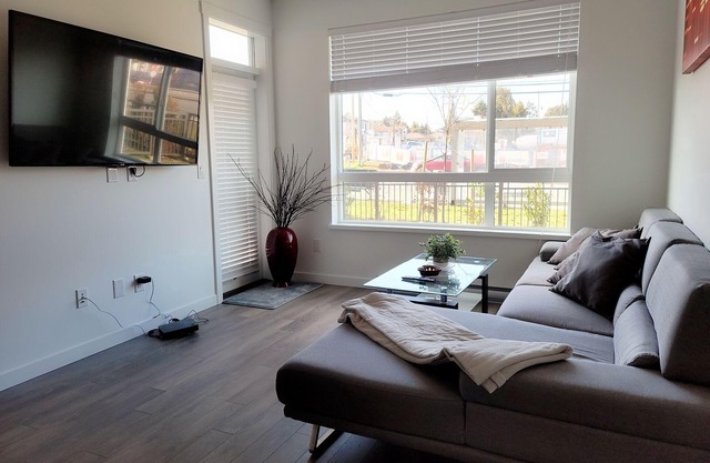 4 min to Bear Creek Park, Surrey✧2BED-2BATH✧Hot Tub✧KITCHEN✧Garden