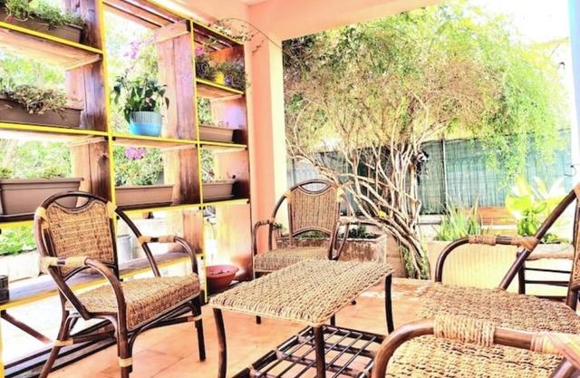 4 min walk to the beach! Cosy home with lush patio.
