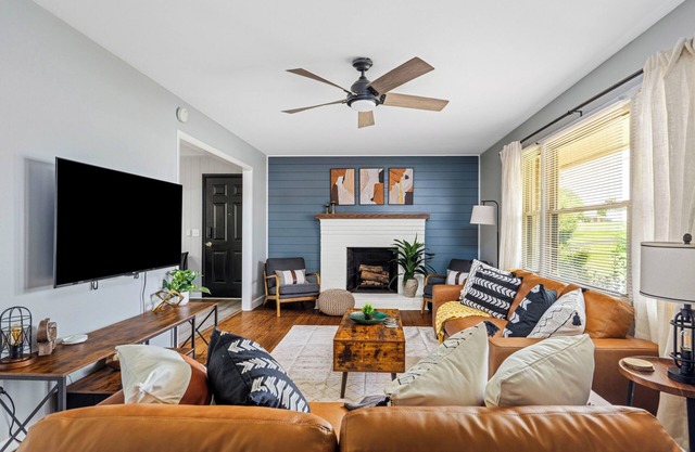 4 mins to LU Cozy Home Game Room Fire Pit