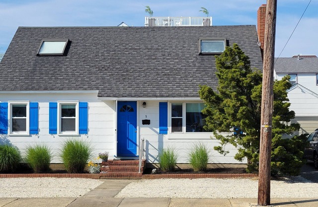 Niedlicher Cape Cod im Strand-Block! Gehen Sie zum Restaurant, Bäckerei, Hallenbad, Einkaufsmöglichkeiten