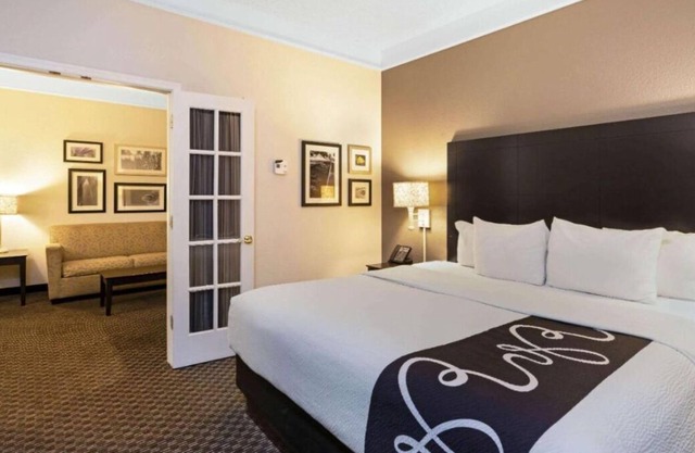 4 Pet-Friendly Units, Onsite Pool, Pool View, Free Breakfast