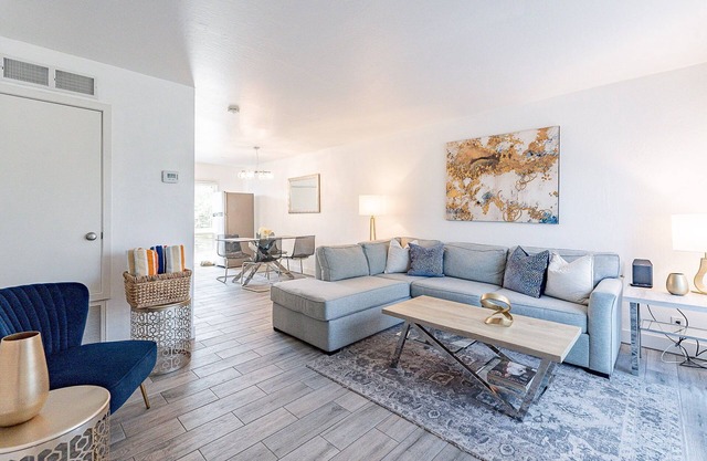 4 pools, quiet Townhouse Walking Distance to Old Town, Five Star Reviews