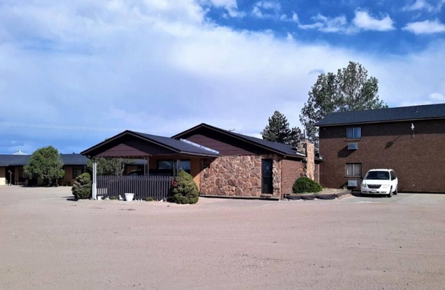 4 Budget-Friendly Units, Free Parking Onsite, Minutes to Medicine Arrow Park