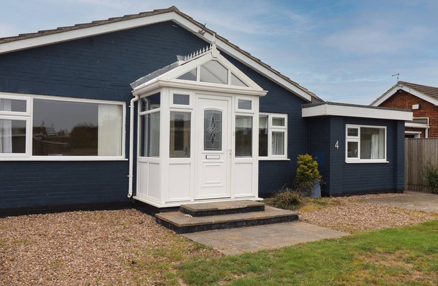 4 ROMAN BANK, pet friendly, with open fire in Sutton-On-Sea