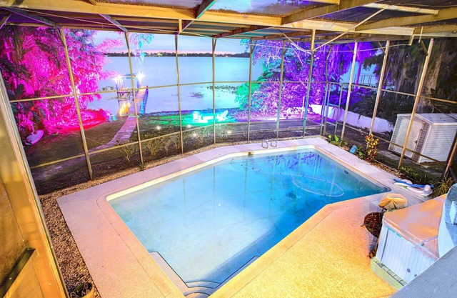 4 Rooms, Lake, Pool, Hottub, Puttputt