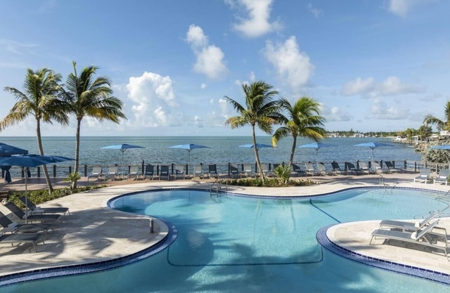 4 Rooms w/ Queen Beds, Balcony, 3 Outdoor Pools, Free Parking & Pet Friendly