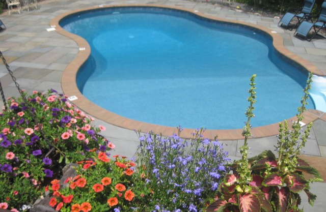 Der Whirlpool wartet auf Sie. Sehen Sie das Herbstlaub in den tollen Bergen von CatSkill