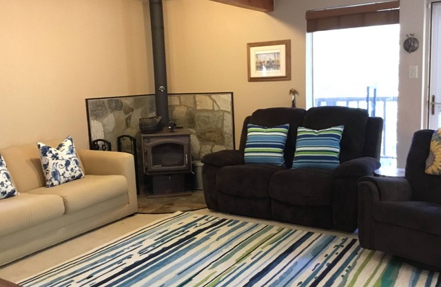 4-Seasons Mountain House with Hot Tub & Patio + Giant Trees everywhere!