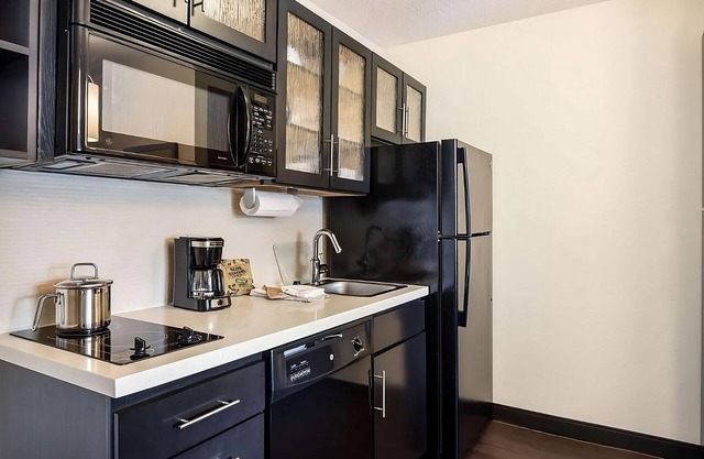 4 Spacious Units! Short Drive to Cleveland Metroparks Zoo, Pets Allowed