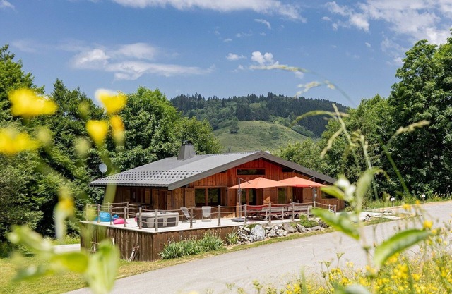 4-Sterne-Chalet zwischen See und Berg, Whirlpool, Sauna, gegenüber der Piste.