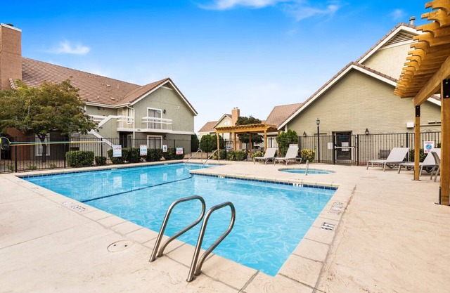 4 Stylish Units – Kitchen, Free Breakfast & Outdoor Pool