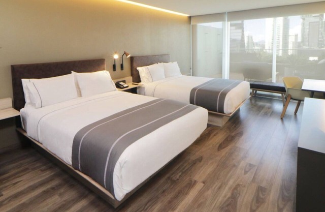 4 Tranquil Rooms - Upscale Area Near Cafés, Shops, and Colomos Park
