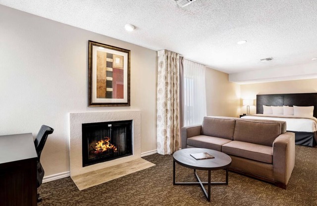 4 Two-Bedroom Suite – Full Kitchen, Outdoor Pool & Breakfast