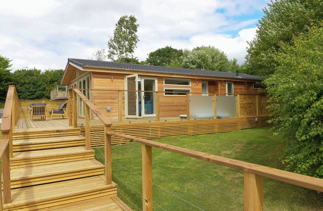 4 VALLEY VIEW, character holiday cottage, with hot tub in Lanreath