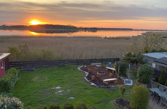 4*-Villa-DIREKTE WASSERLAGE-WINTERGARTEN -SAUNA-GARTEN-URIGE GRILL-/CHILL-LOUNGE