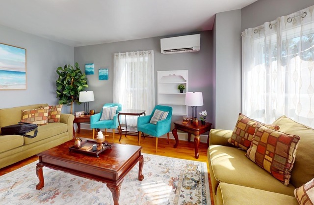 4 Wolfville's DT Core | Two Queen Bds+ Sofa Bed