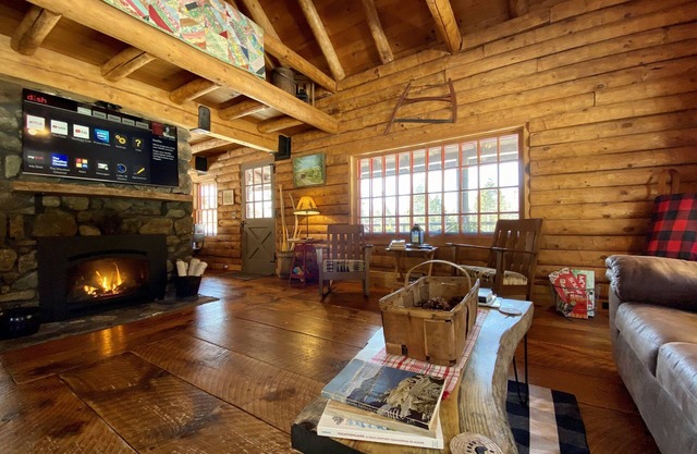 Rocky Woods Cabin befindet sich auf 40 Hektar in einem malerischen Fischerdorf in Maine