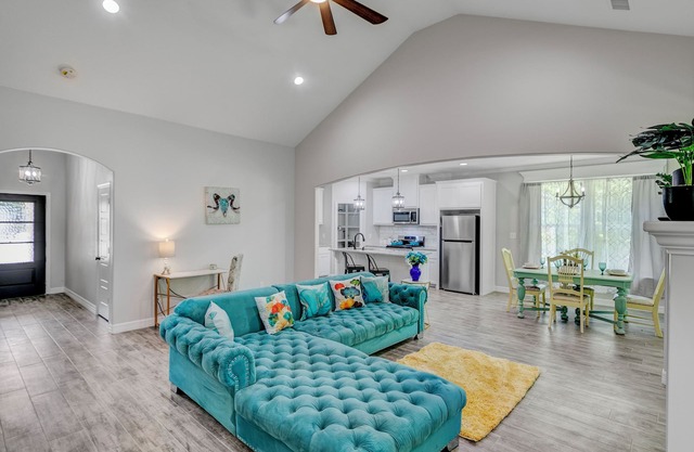 Newly Renovated Luxe West Beaumont w Private Patio