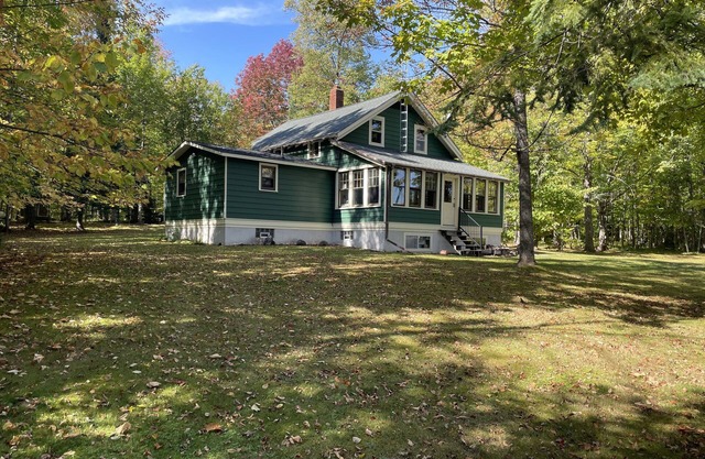 400 feet of private frontage on Lake Gogebic. Sleeps 10, 4 bed/2 bath.